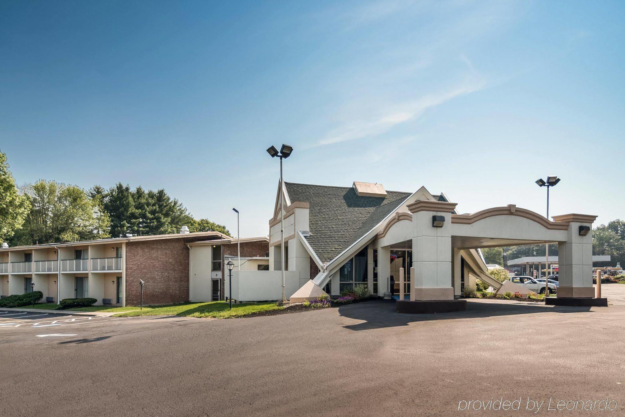 Rodeway Inn Greenfield Exteriör bild