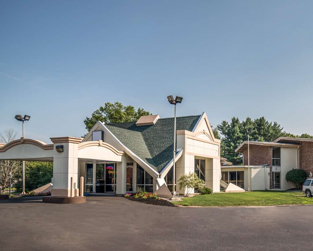 Rodeway Inn Greenfield Exteriör bild